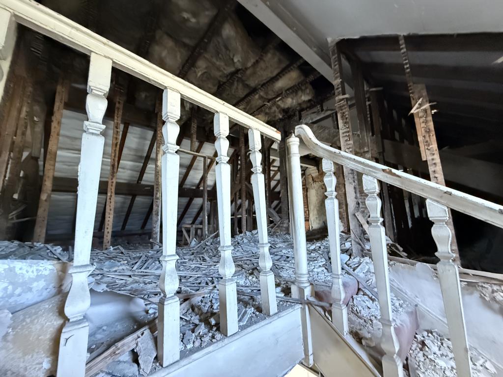 Lot: 86 - FORMER COMMERCIAL PROPERTY WITH PLANNING PERMISSION FOR RESIDENTIAL CONVERSION - Attic space, second floor